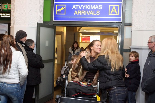 Sprukote nuo skolų į užsienį? Antstoliai pasieks ir ten