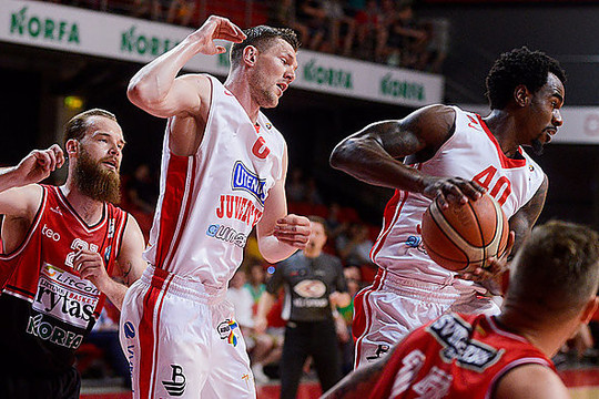 Finalų puošmena – A. Urbučio dėjimas per A. Lapetą