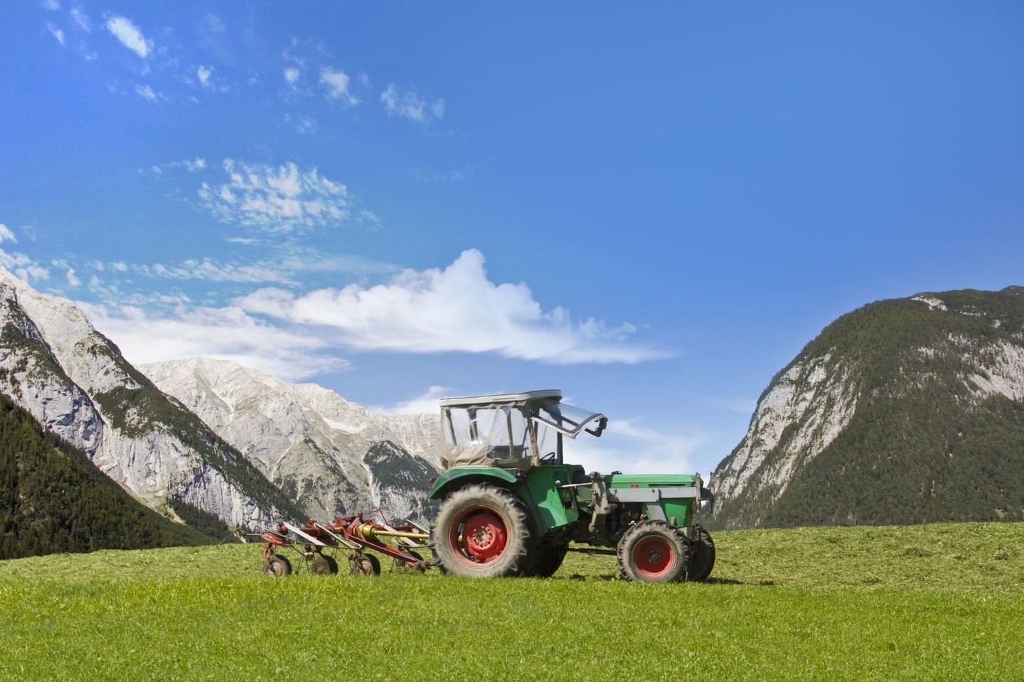 Austrijoje prie Sankt Pelteno miesto restoraną apiplėšti mėginęs girtas baltarusis bandė pabėgti sėdęs prie traktoriaus vairo.
