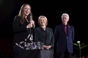 Chelsea Clinton vėl pajuto pareigą pagelbėti savo motinai