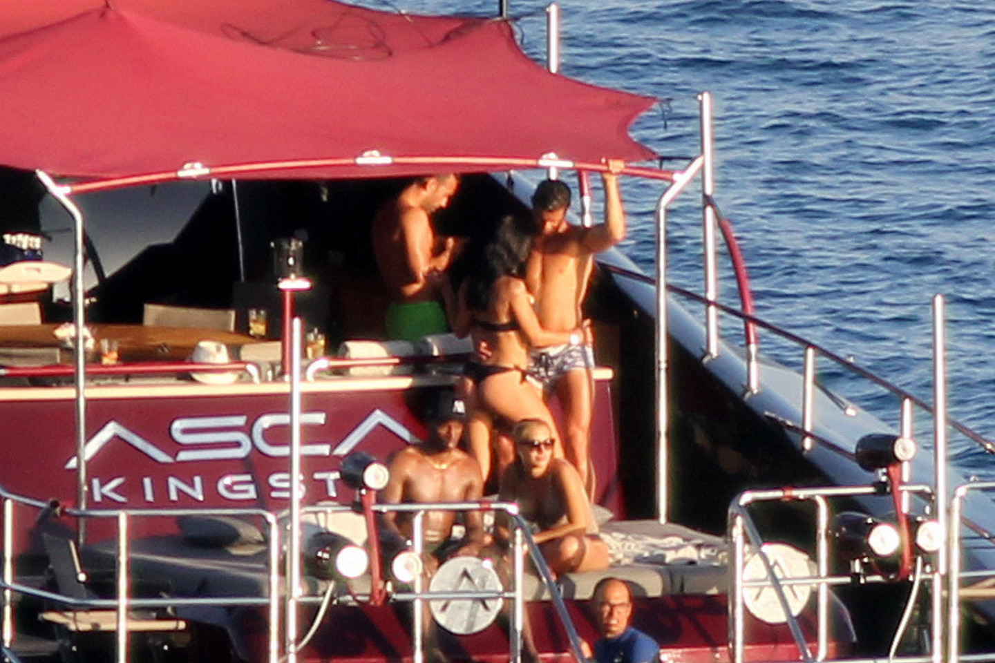 C.Ronaldo mėgaujasi žavios tamsiaplaukės dėmesiu.