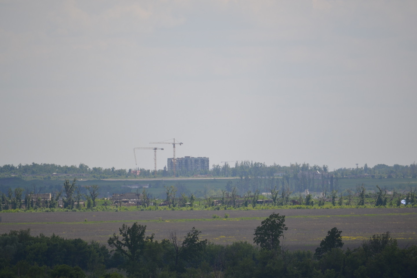 Apylinkės. Doneckas, separatistų ugnies koordinavimo taškai „bokštai-dvyniai“, subombarduotas Donecko oro uostas, Butovkos šachta, Jasinovataja.<br>V.Bruverio nuotr.