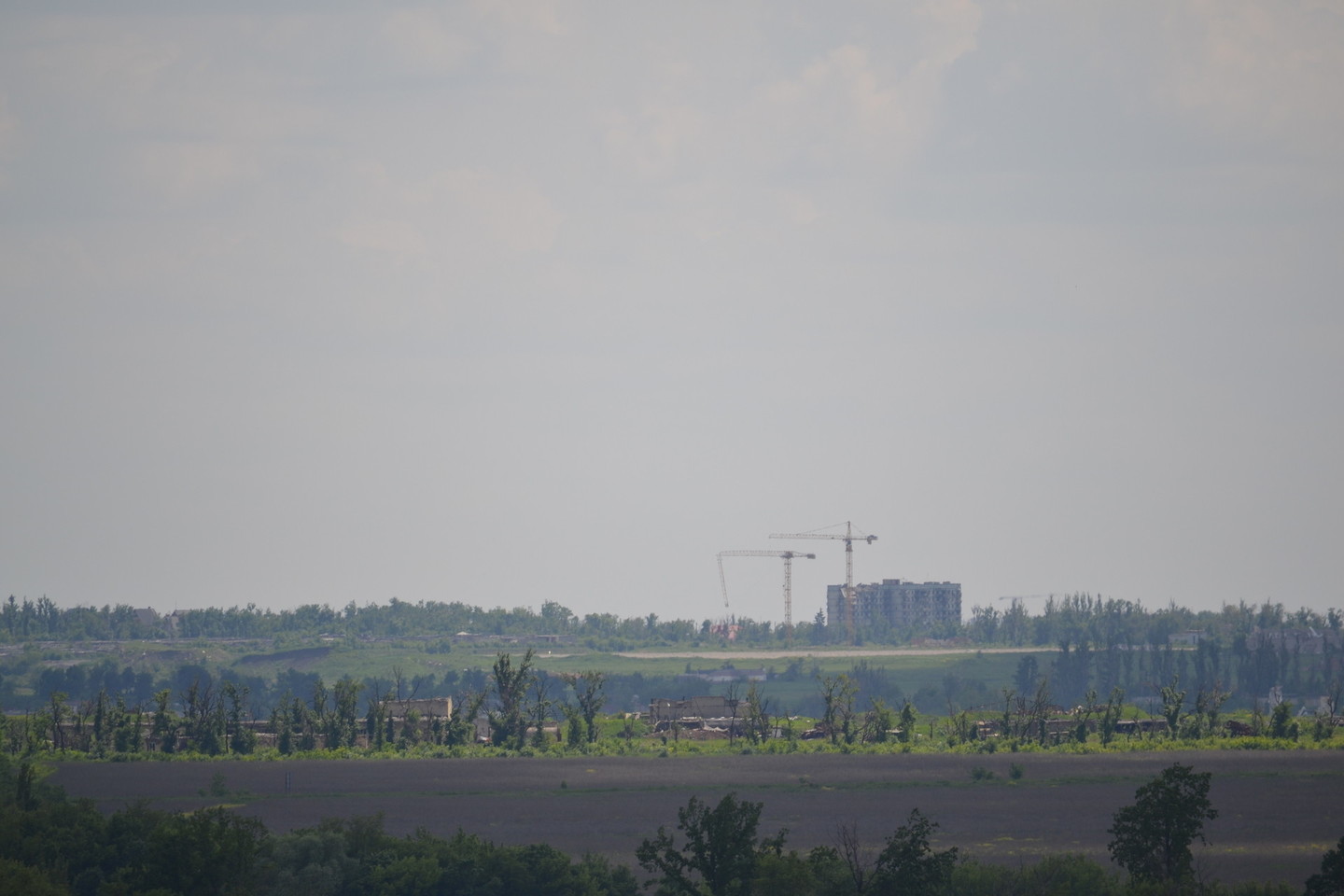 Apylinkės. Doneckas, separatistų ugnies koordinavimo taškai „bokštai-dvyniai“, subombarduotas Donecko oro uostas, Butovkos šachta, Jasinovataja.<br>V.Bruverio nuotr.
