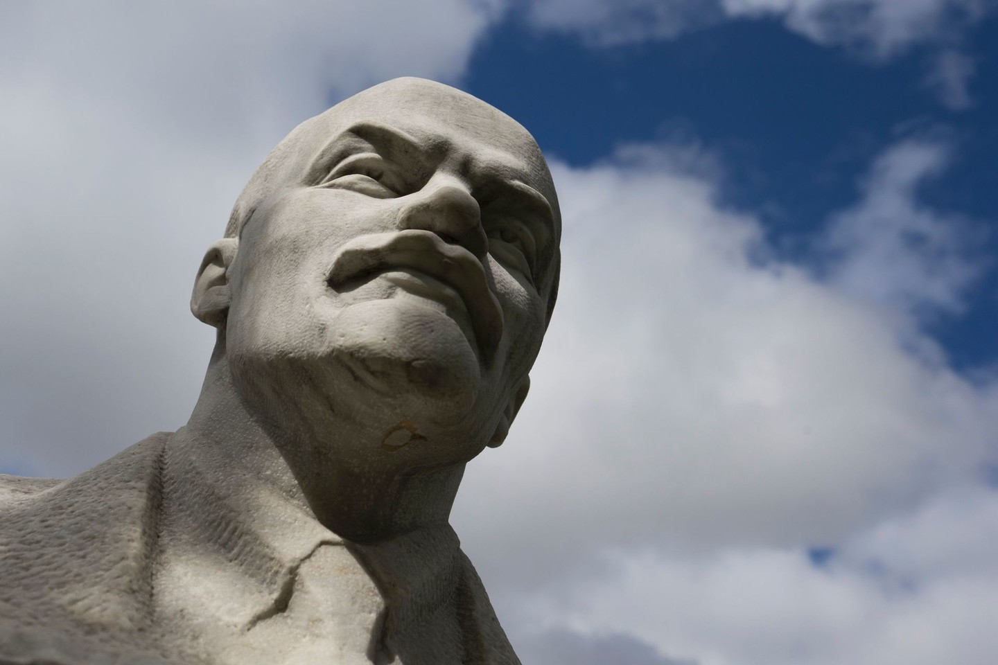 Maskvoje esanti V.Lenino statula buvo rasta be galvos.<br>AFP/“Scanpix“ asociatyvioji nuotr.