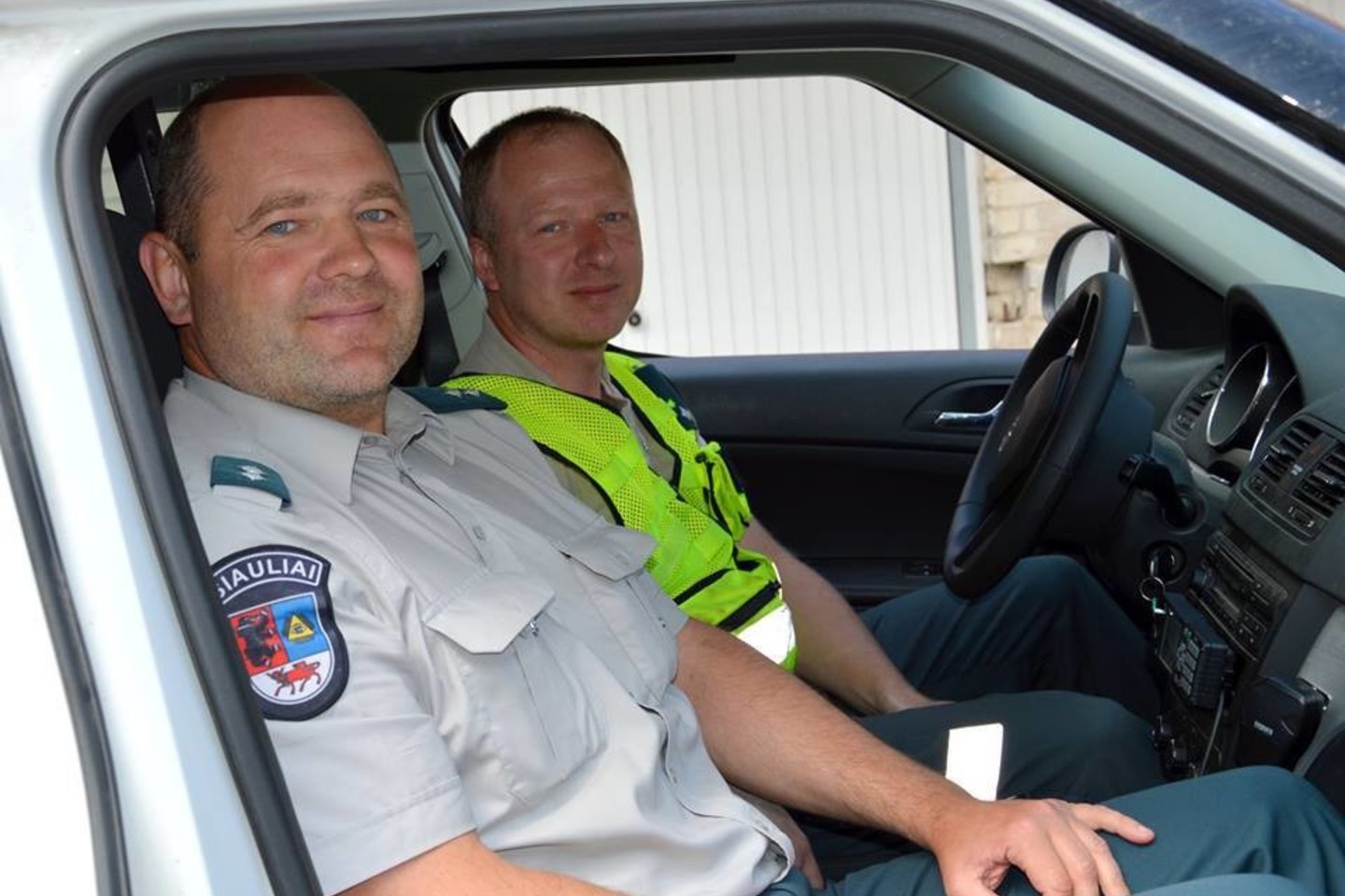 Kriminalinės policijos tyrėjai G. Šteimantas ir R. Bumblauskas sužalotą vaiką nuvežė į ligoninę.