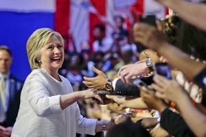 Hillary Clinton savo pergalę vadina istoriniu moterų laimėjimu