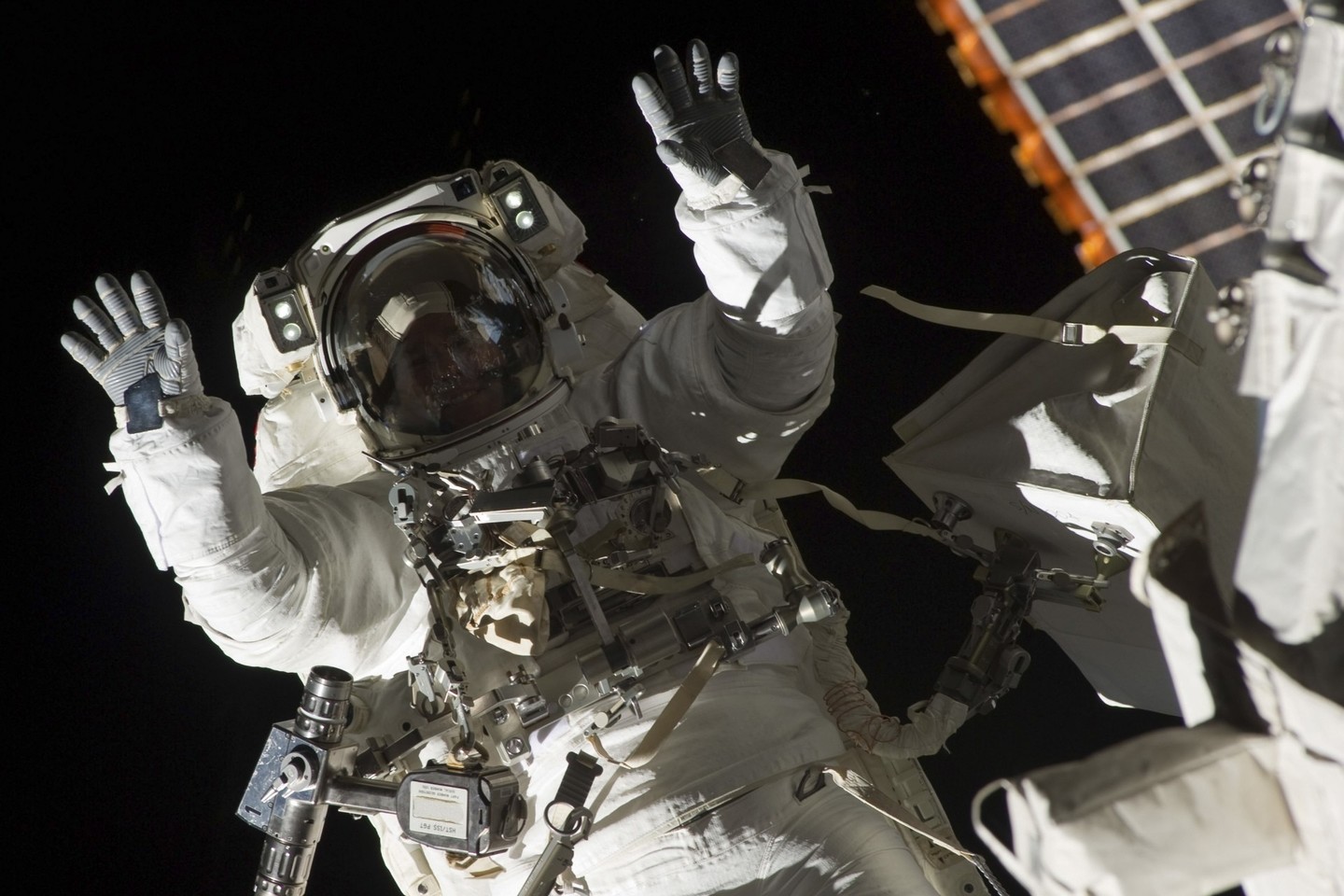 Kosmose dirbantys astronautai turi nuolat kovoti su didelėmis spaudžiančiomis pirštinėmis.