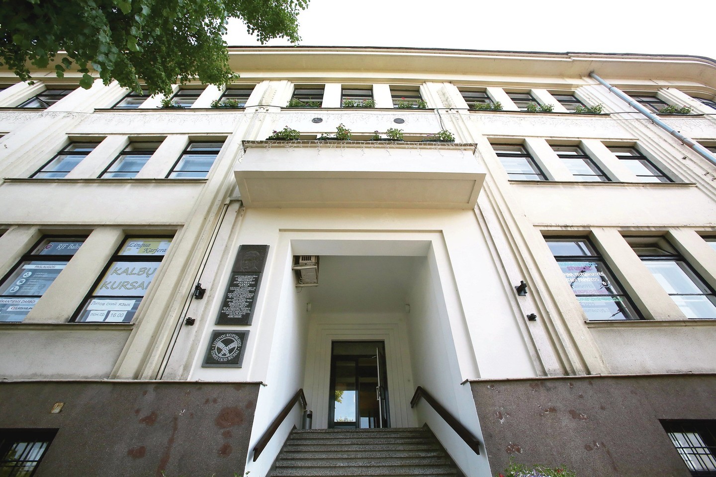 Valstybės išlaikomi Žemės ūkio rūmai, įsikūrę Kauno centre, tapo ne žemdirbių užtarėjais, o politikų užuovėja.