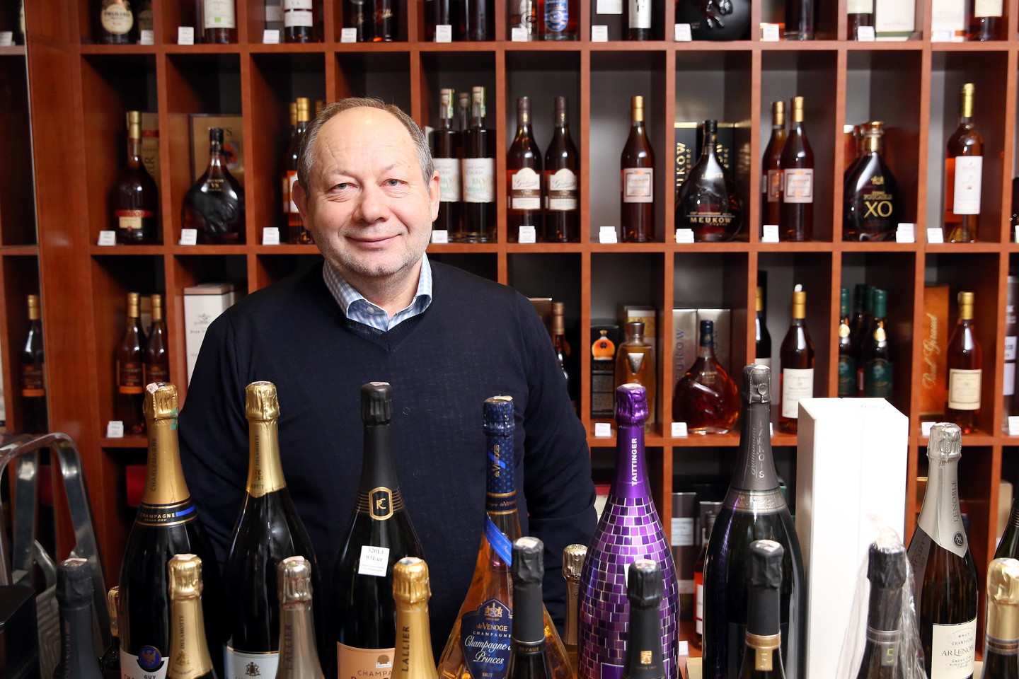 Gėrimų parduotuvės „Cognac Boutique“ vadovas, šampano ekspertas ir degustacijų vedėjas Juozas Kabašinskas patarė, su kuo derinti šampaną.<br>R.Danisevičiaus nuotr.