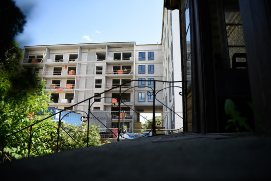 Kova už būvį Vilniaus centre: teks griauti naują daugiabutį?