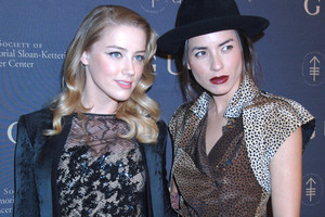 Buvusi A. Heard mylimoji gina ją dėl pranešimų apie smurtą