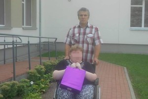 Neįgalią dukrą auginanti šeima gūžiasi nuo nemalonių žvilgsnių