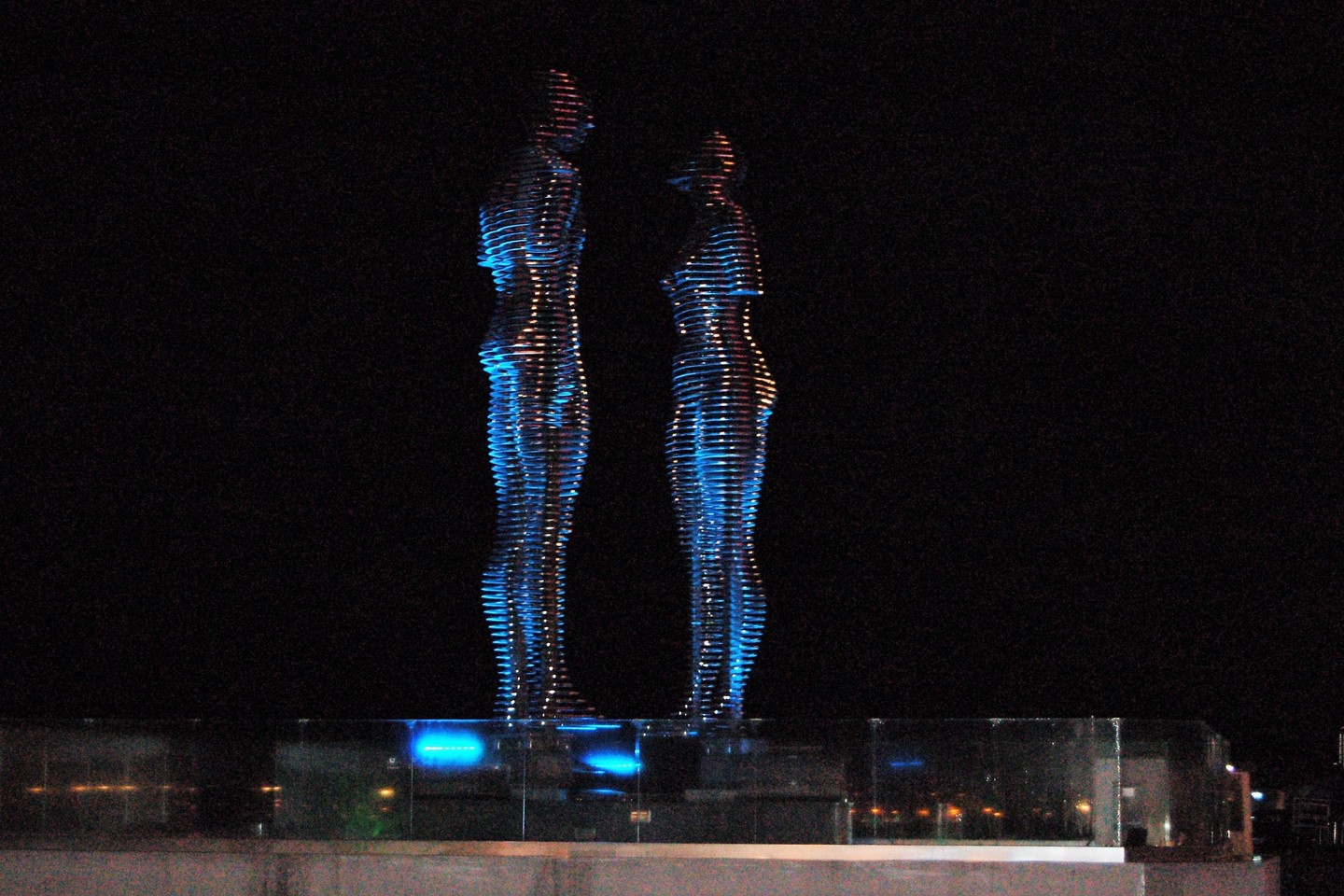 Judanti metalo skulptūra „Ali ir Nino“ pasakoja apie musulmono Ali ir krikščionės Nino meilę. Skulptorė Tamara Kvesitadzė savo kūrinį pirmiausia pristatė Venecijos bienalėje 2007 metais. Po trejų metų kūrinys papuošė Batumio pakrantę.<br>A.Pučėtos nuotr.