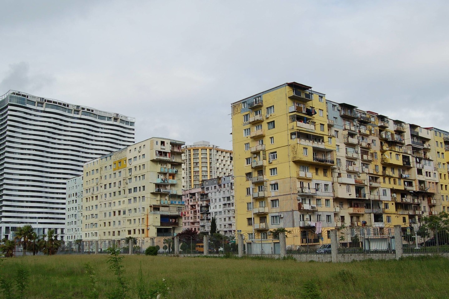 Tačiau už įspūdingų pastatų slepiasi sovietinis gelžbetonio palikimas.<br>A.Pučėtos nuotr.