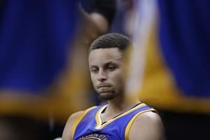 LeBrono Jameso blokas – rimta žinutė Stephenui Curry