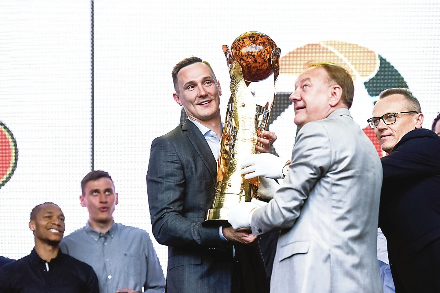 LKL prezidentas R.Milašius gintarais inkrustuotą čempionų taurę įteikė „Žalgirio“ kapitonui P.Jankūnui, prieš tai atsiėmusiam jau dešimtąjį LKL čempiono žiedą. Tiek neturi joks kitas LKL krepšininkas.