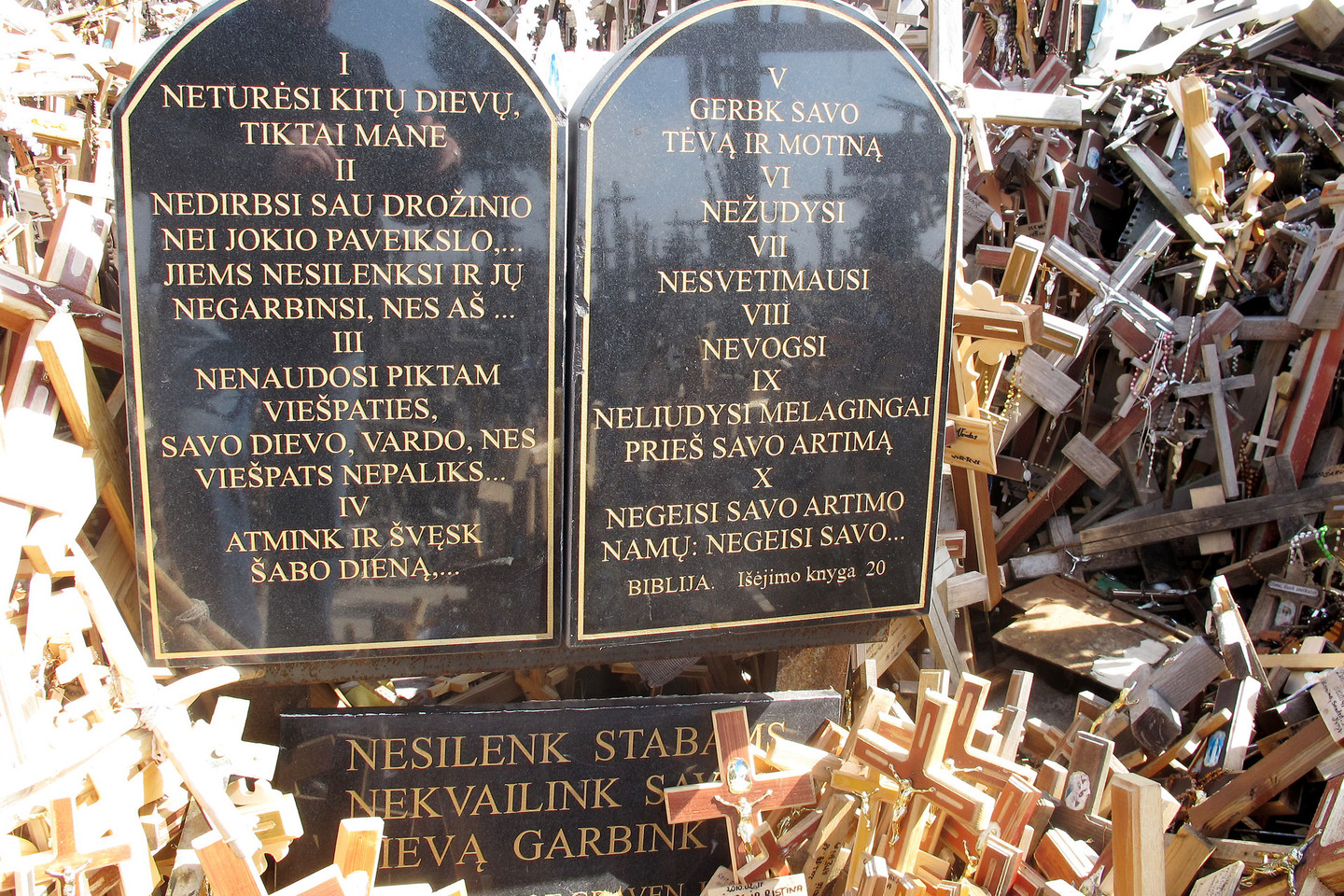 Vietoj nugriautos Marijos skulptūros A.Veberis buvo pastatęs šias granitines plokštas su užrašais.