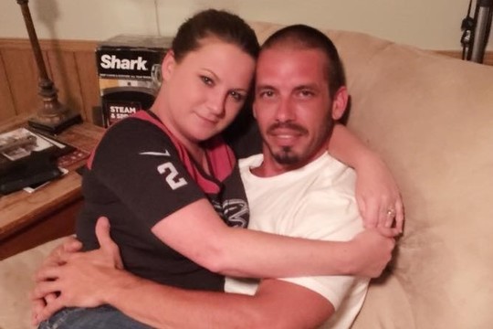 Moteris metė darbą, kad krūtimi maitintų savo 36 m. vaikiną