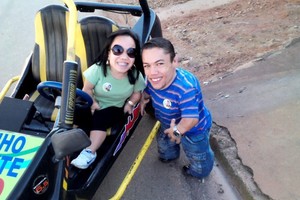 Nė metro nesiekiantys įsimylėjėliai kasdien badomi pirštais