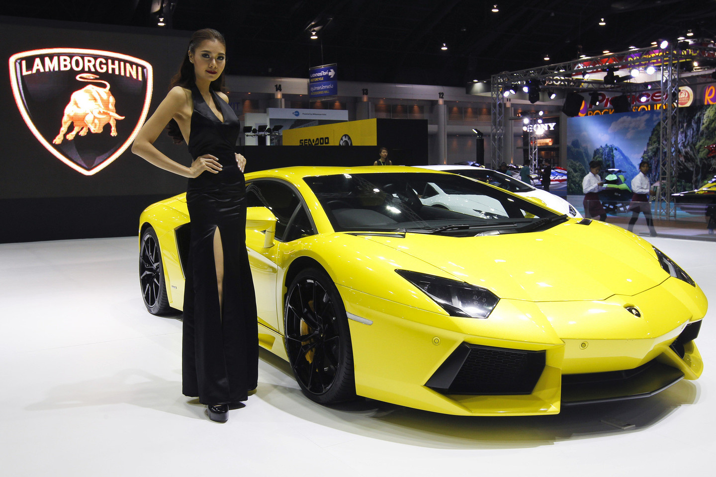 C.Ronaldo vairuoja „Lamborghini Aventador“, kuris vertinamas 300 tūkst. dolerių.<br>Reuters/Scanpix nuotr.