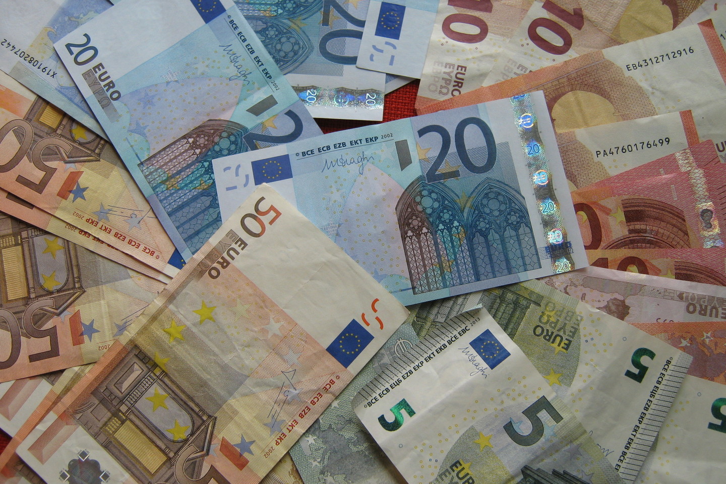 Kybartiškė dalį pavogtų eurų pragėrė, o kitą dalį slėpė kojinaitėje.