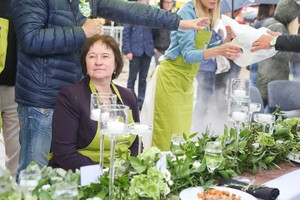 Įžymybės sėdo prie ilgo pietų stalo Kauno Rotušės aikštėje