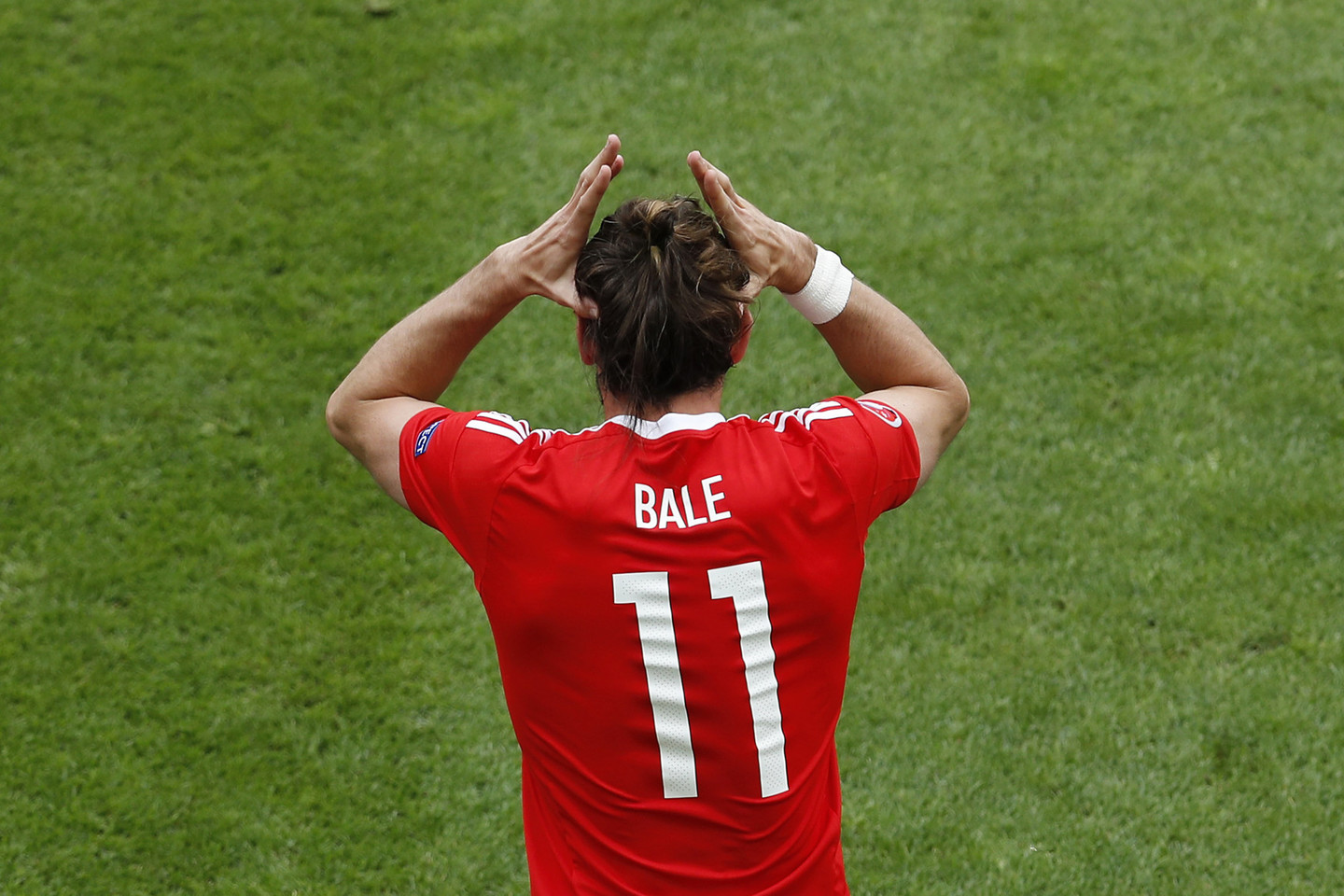 G.Bale'as džiaugiasi ankstyvu įvarčiu per sienelę.<br>AP nuotr.