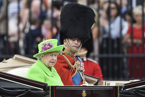 Gimtadienio renginiams Elizabeth II pasirinko akį rėžiantį paltą