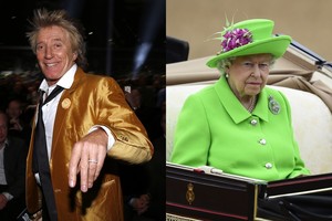 Per gimtadienį Elizabeth II į riterius įšventino Rodą Stewartą