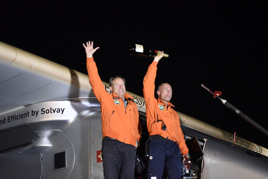 Saulės varomas „Solar Impulse 2“ pakilo skrydžiui į Niujorką