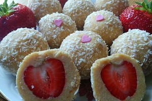 Šaldyti pyragėliai su braškėmis – rankos pačios tiesis jų link