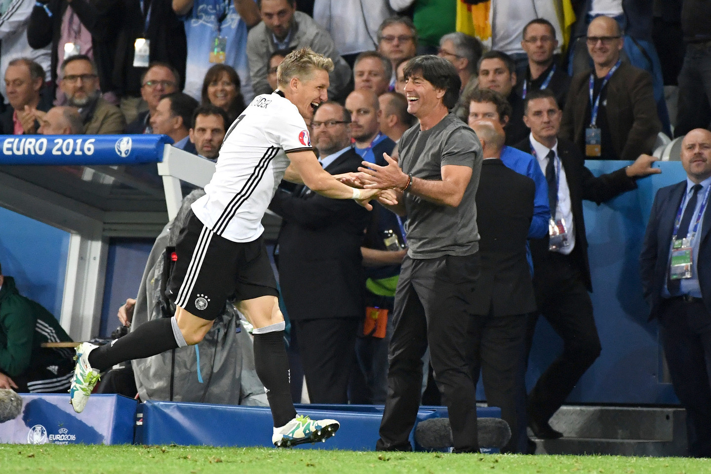 Bastianui Schweinsteigeriui teko garbė paspausti trenerio ranką.<br>AP nuotr.