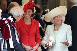 Catherine iš spintos išsitraukė seną paltą, kuris traukė dėmesį