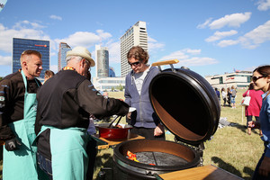 Iškylos dalyviai išsidalijo 6 tūkstančius porcijų kepsnių