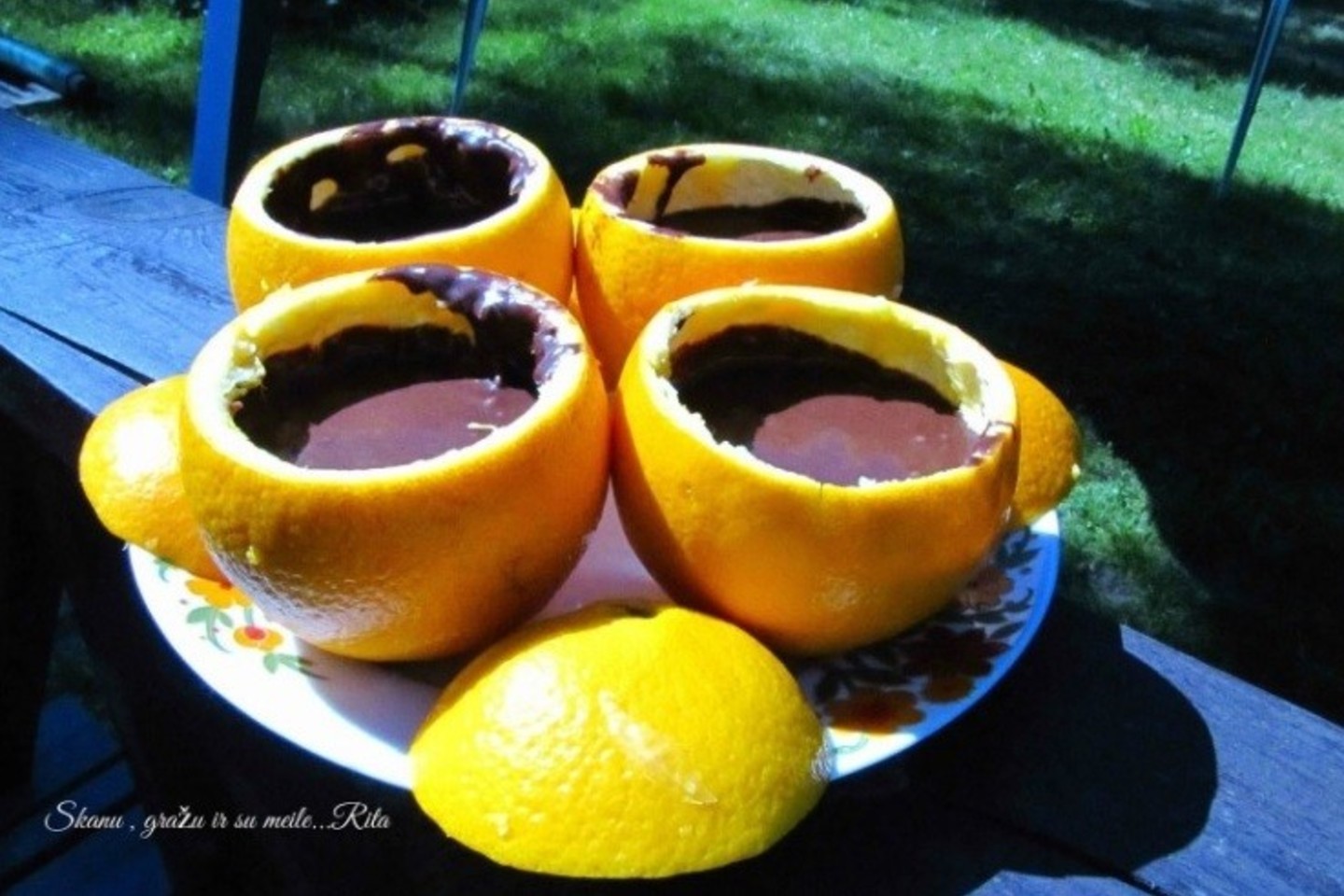 Apelsinų žievelių nepripildykite tešla iki pat viršaus – palikite vietos pakilti pyragui.<br>Nuotr. iš ritosreceptai.lt