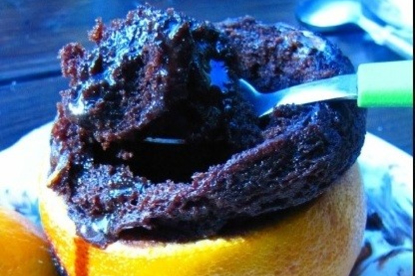 Apelsinų žievelėse keptas šokoladinis pyragas.<br>Nuotr. iš ritosreceptai.lt