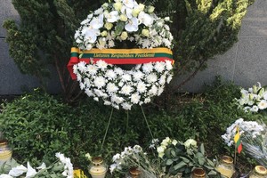 Lietuvos valdžia prie JAV ambasados pagerbė išpuolio aukas