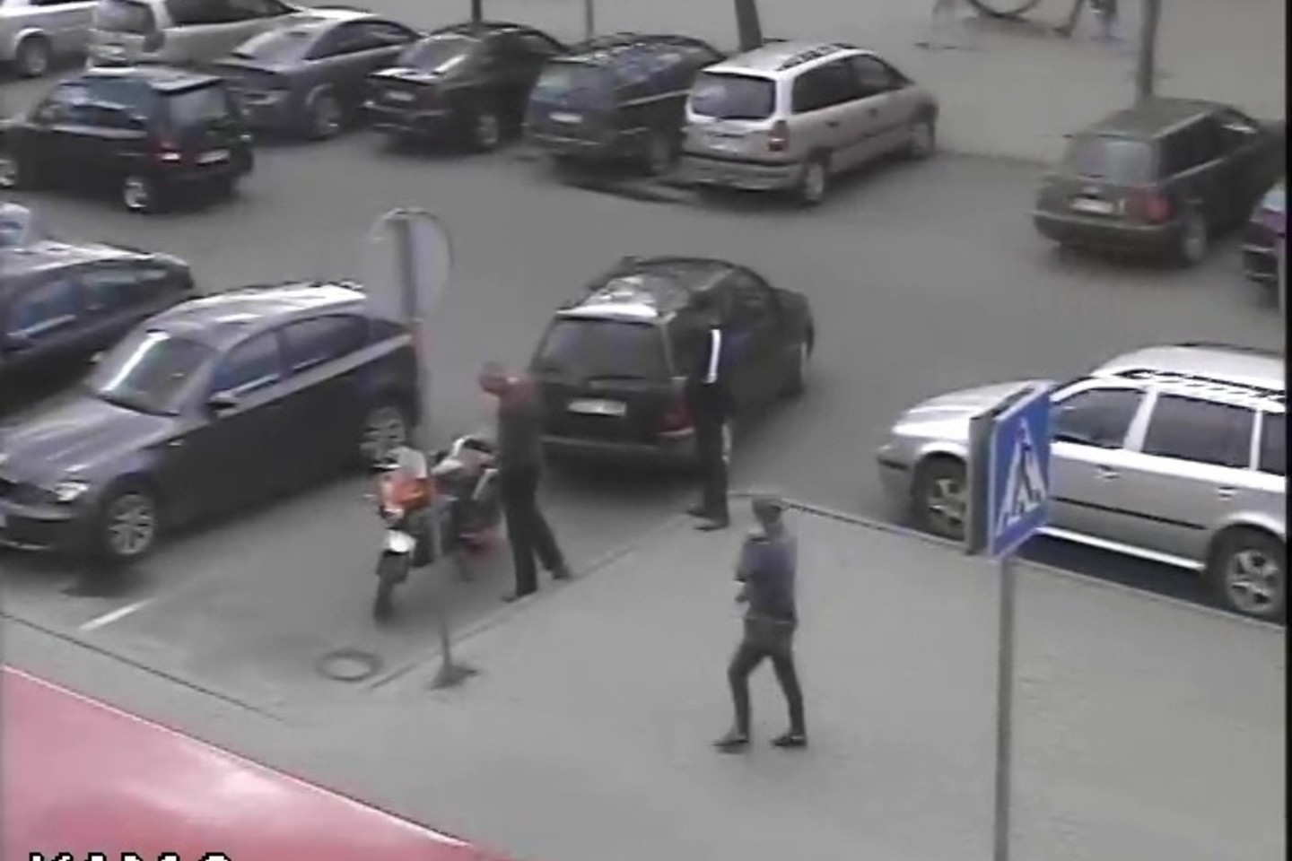 Telšiu policija ieško motociklą apvertusio neatidaus vairuotojo.