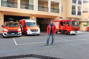 Ugniagesys gelbėtojas rengiasi apibėgti Žemės rutulį