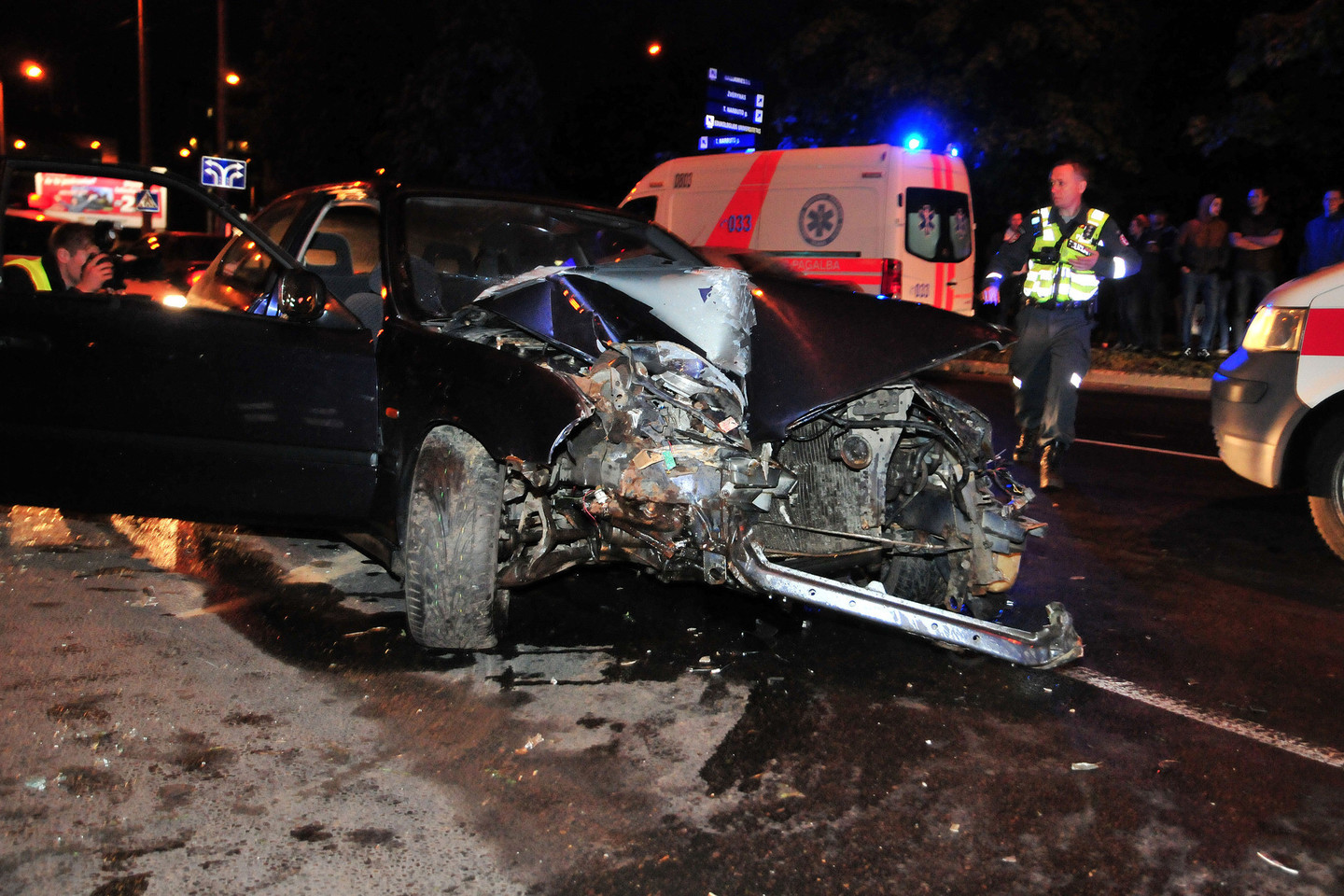 Savaitgalio avarijose žuvo 2 žmonės, dar 35 buvo sužeisti.