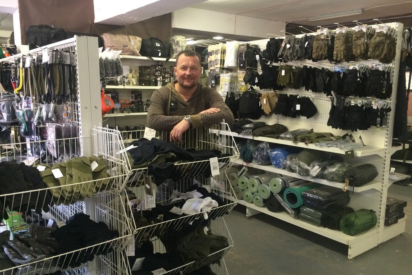Army-shop.lt savininkas Vytautas Romeika. Army-shop.lt internete ir trijose parduotuvėse Kaune prekiauja kariška ekipuote, drabužiais, batais, žygio reikmenimis.