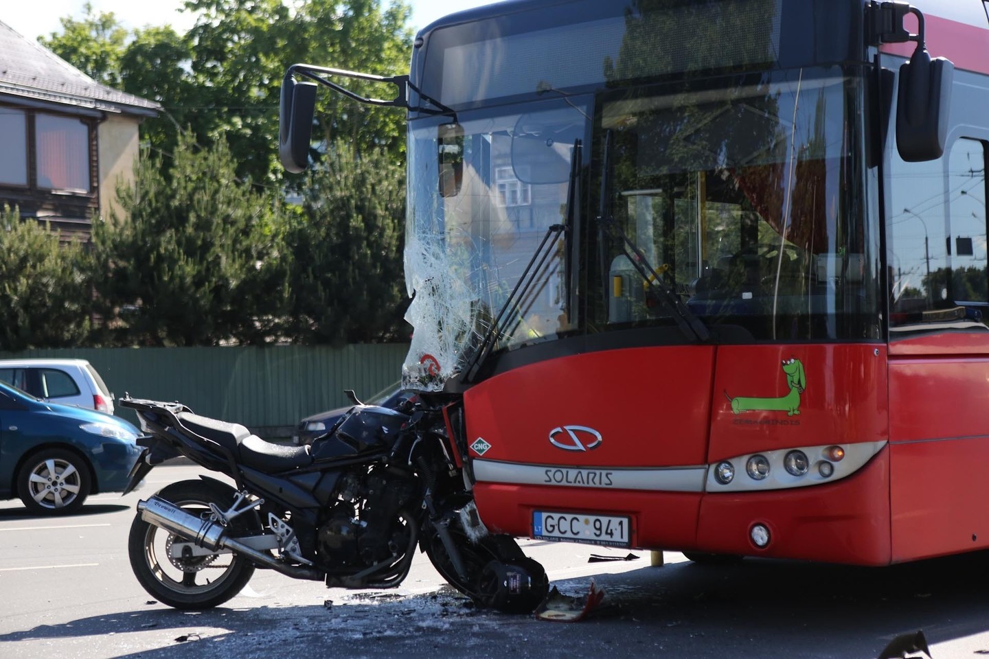 Kaune susidūrė autobusas ir motociklas, sužaloti trys žmonės.