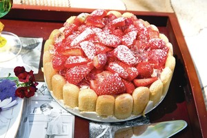 Edvardo Žičkaus braškių tortą bičiuliai kirto pasigardžiuodami