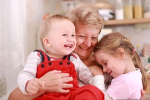 Vieniša pensininkė nori tapti vaiko globėja: ar tai įmanoma?