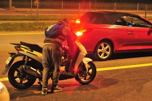 Paaugliai su motoroleriais virsta siaubu aplinkiniams