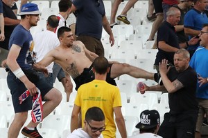 Rusijos valdžia išliaupsino siautėjusius futbolo chuliganus