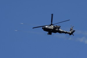 JAV sraigtasparnis „Apache“ pirmą kartą smogė „Islamo valstybei“