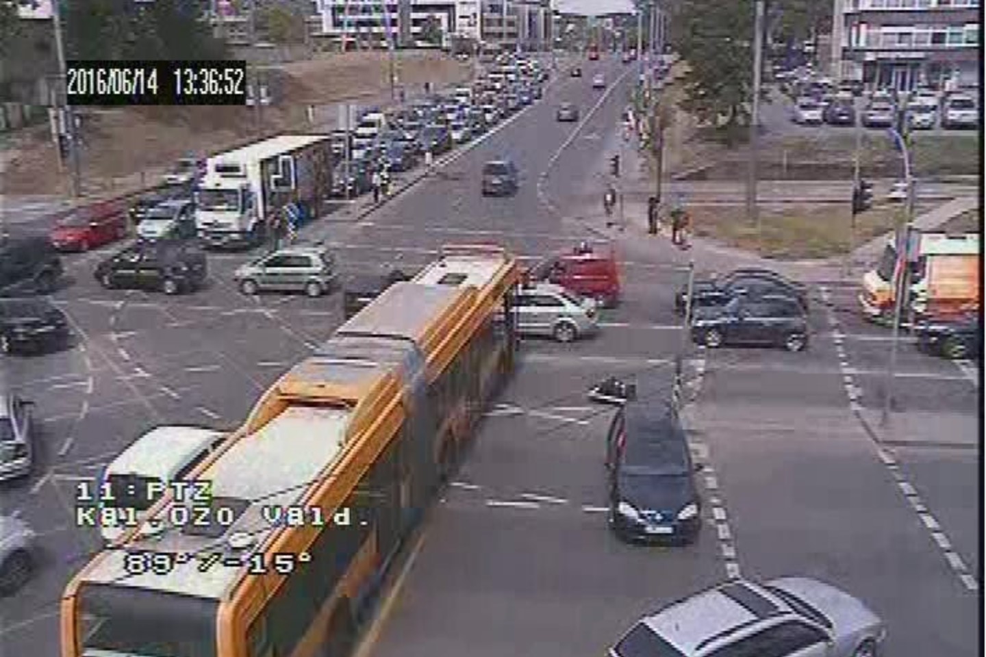 Vilniuje susidūrė „VW“ ir autobusas, numuštas šviesoforas.