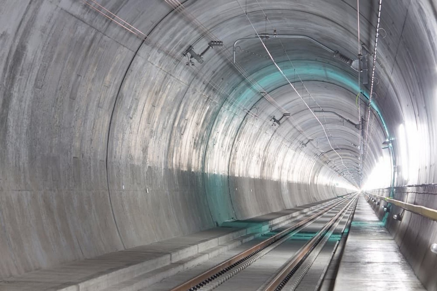 Birželio 1 d. oficialiai buvo atidarytas ilgiausias pasaulyje geležinkelio tunelis, kurį šveicarai per Alpes tiesė net 17 metų.<br>AlpTransit Gotthard nuotr.