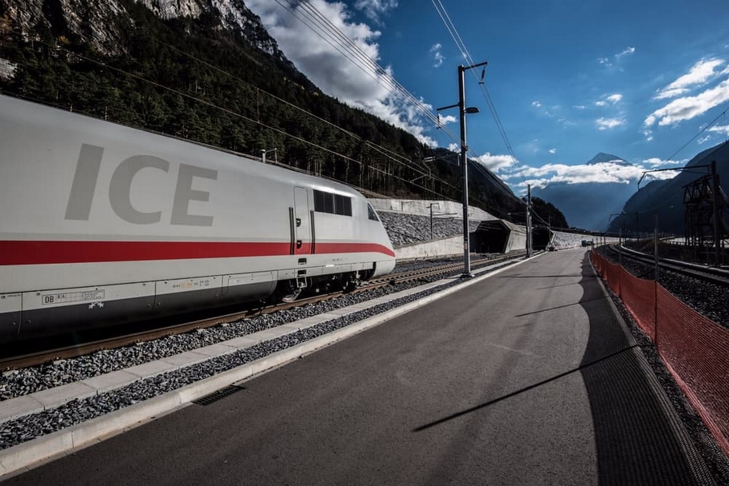 Birželio 1 d. oficialiai buvo atidarytas ilgiausias pasaulyje geležinkelio tunelis, kurį šveicarai per Alpes tiesė net 17 metų.<br>AlpTransit Gotthard nuotr.
